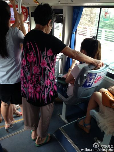 年轻女子乘坐公交不让座还凶老人