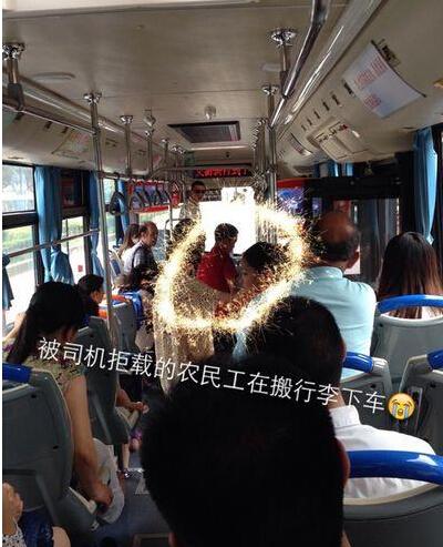 农民工福州携大件行李上公交