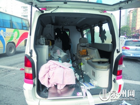 急救车被路人合力扶正，车内一片狼藉