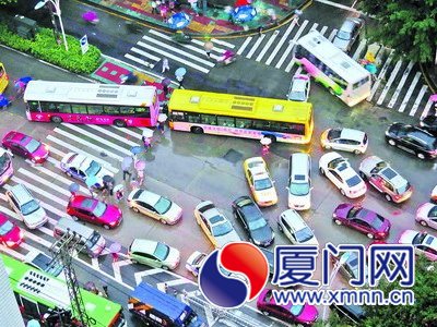 昨日傍晚下起大雨。图为雨中的交通乱象。