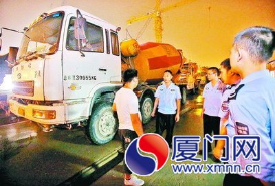执法人员在湖滨南路帝景苑工地查到水泥搅拌车还在工作