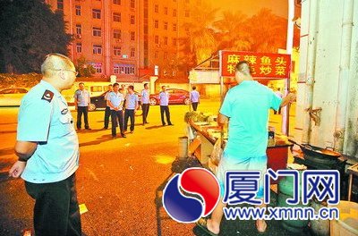 执法人员劝离烧烤摊点