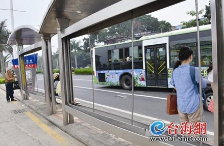 公交候车亭同时遭打砸