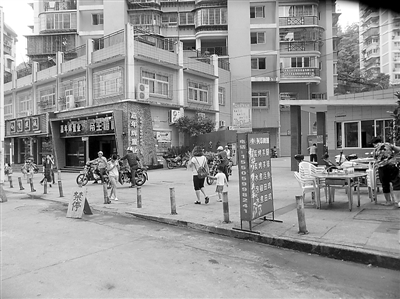 汇福名居前竖起一排铁柱,这些“拦路虎”本想阻拦私