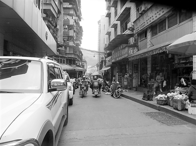 市环保局门前的消防车道长期被小车及摊贩霸占,就