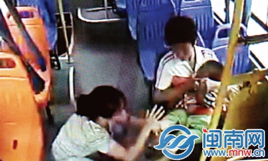 公交车连闯3红灯 急救昏厥小孩
