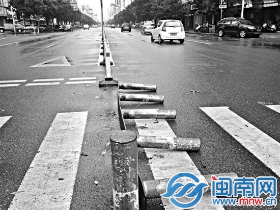 路中央铁栅栏倒塌 险酿车祸