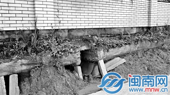 围墙现裂缝 被雨水冲出空洞
