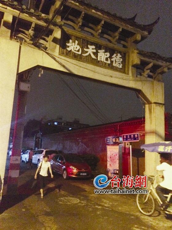 拖行十几米 小车撞人逃逸1