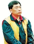 宋军在青岛市中级法院出庭受审