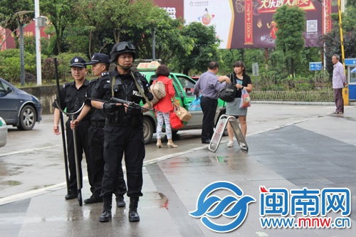 龙岩火车站特警带枪巡逻