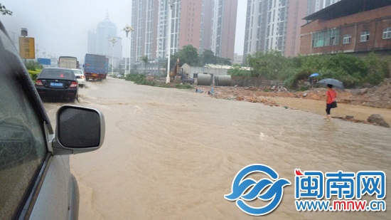 双龙路梅岭街道路段积水成河