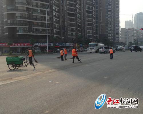 土方车“滴撒漏”致路面脏 市环卫处组织清扫