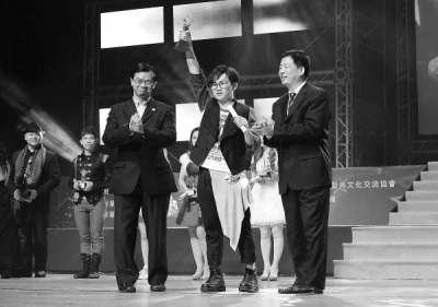 27日，荣获大赛一等奖的大陆歌手黄泓彬（右二）在台 