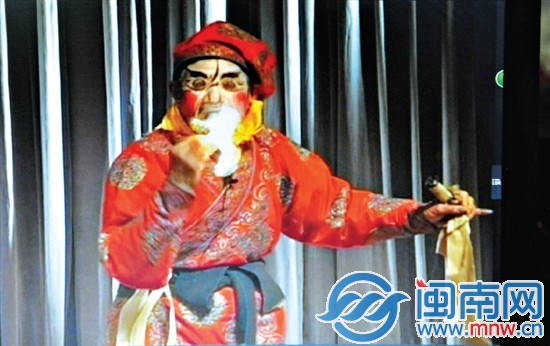洪老当年在台上表演吃火吐火