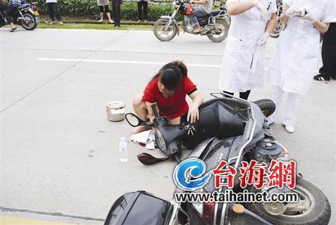 一辆小轿车与一辆摩托车发生碰撞