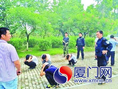 警方控制这伙持刀男。