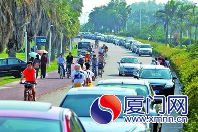 小长假临近,自驾、骑车出行的游客越来越多,交管部