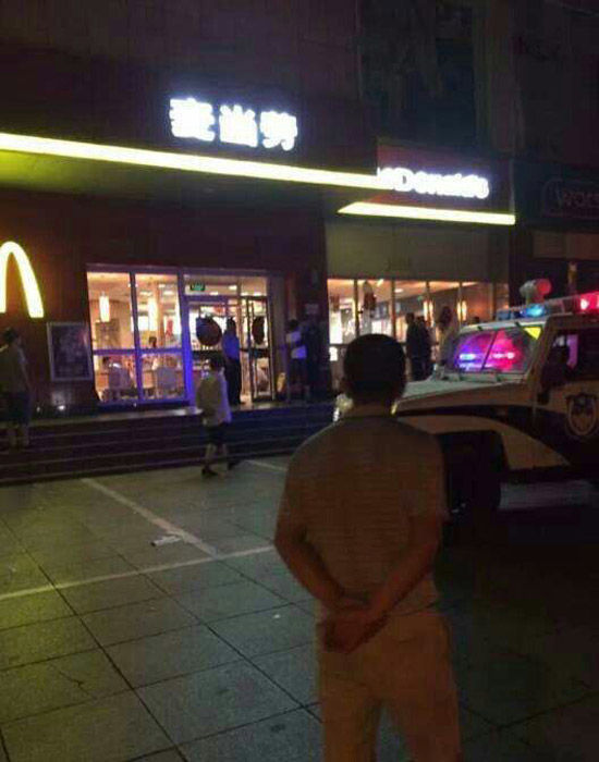 女子麦当劳拒绝搭讪要电话号码被群殴致死