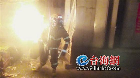 装钱纸箱放杂货铺