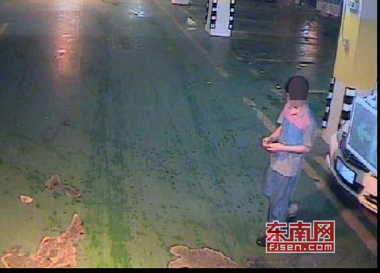 奔驰车头标志被盗 原是顽童恶作剧1