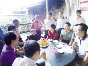 为百岁老红军庆生