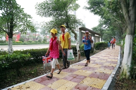孩子上下学告别坎坷路