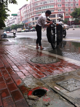 消防栓成“喷泉”车辆“蹭水”洗车