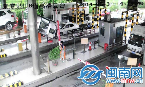 大货车刮倒收费岗亭的监控画面