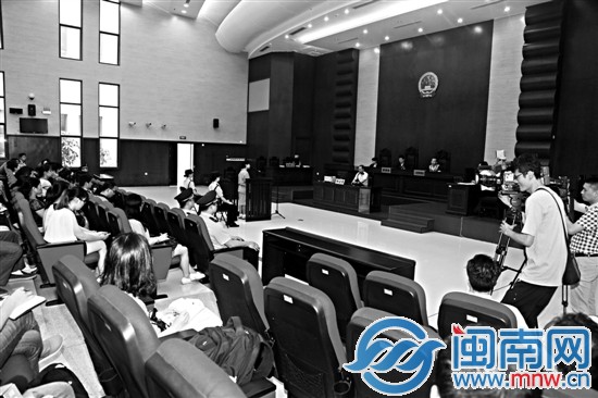 庭审现场，21名群众旁听