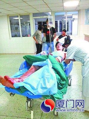 被砍伤的大殷，他身上沾满血渍