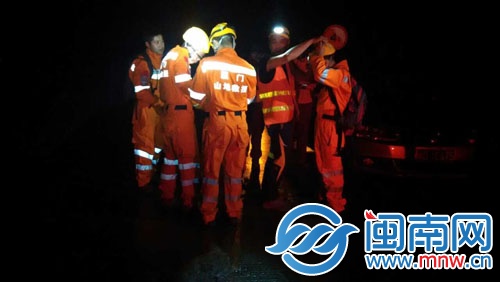 救援队员抵达事发峡谷，做救援准备