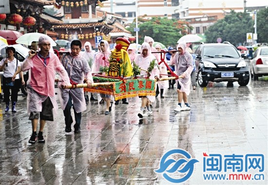 抬着神像，冒雨踩街祈福