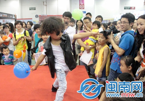 酷男走秀，萌翻场下观众