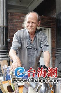 丹麦艺术家在厦门收获爱情 娶小30岁妻子生下儿子