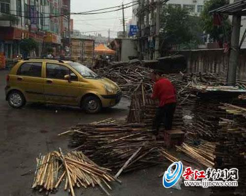 陈埭卫生院道路一侧常年被竹篾和脚手架“霸占”