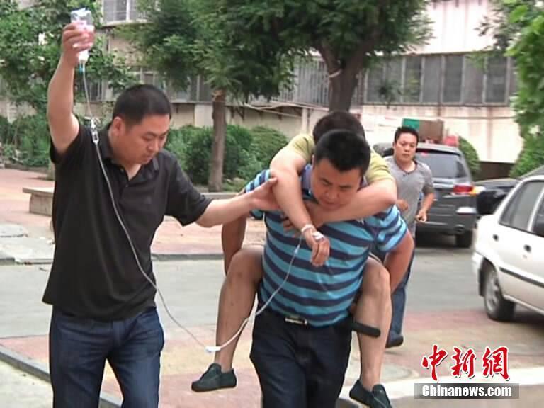 受害者的丈夫被亲友从医院背回家