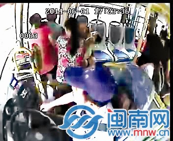 到医院了，两位大姐把产妇搀下车