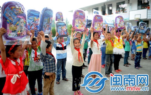 100名孩子昨天领到新书包