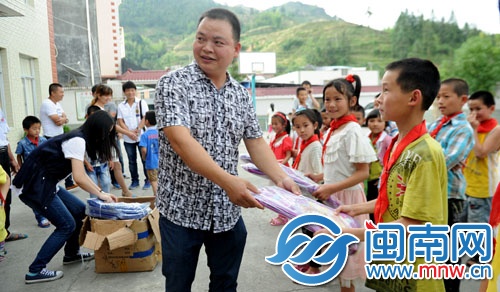 尤转来给孩子们送空调、书包