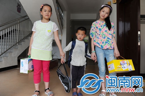 琪琪（右）与同学看望小灿艺