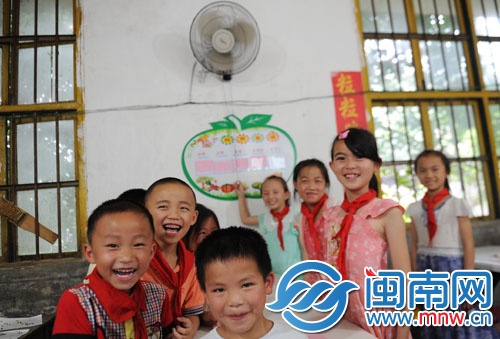 孩子们有了风扇，吃饭不再热了