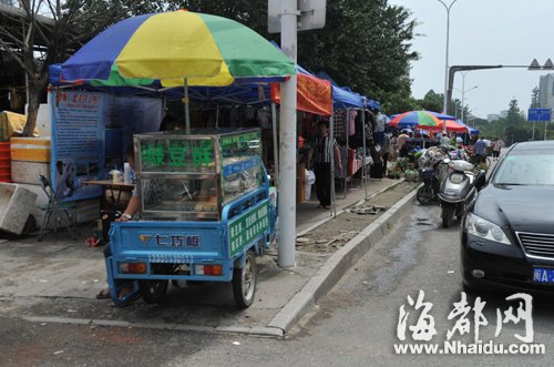 街边市场将人行道的绿化带给破坏了