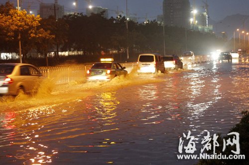 建新南路上大片积水多车熄火
