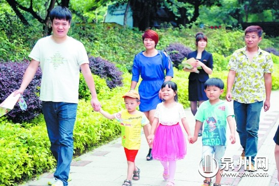 在中心市区东湖公园内，家长们带着孩子过节