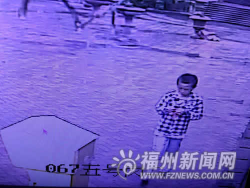 张嘉棋身穿一件格子衬衫和一条牛仔裤