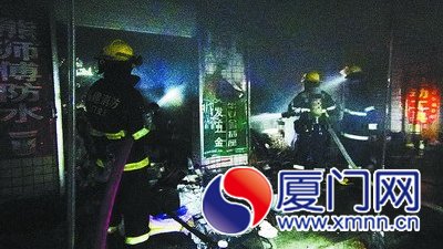 五金店着火，消防员紧急扑救。