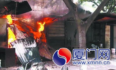 小吃店爆炸起火，现场十分危急。