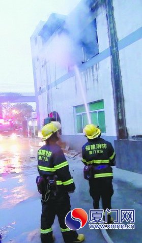 厂房起火，不断冒出黑烟。