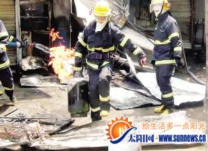 集美一小吃店昨日爆炸起火,消防队员冲入火海抢出